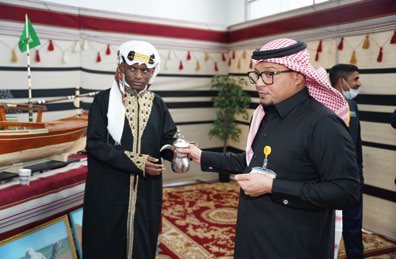رجلان أحدهما يحمل صقراً
